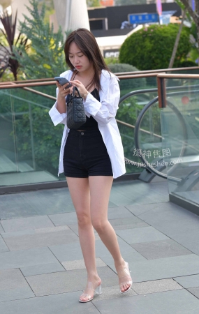 23519-3=111√清秀美腿女生【套图➕4k视频】 15P