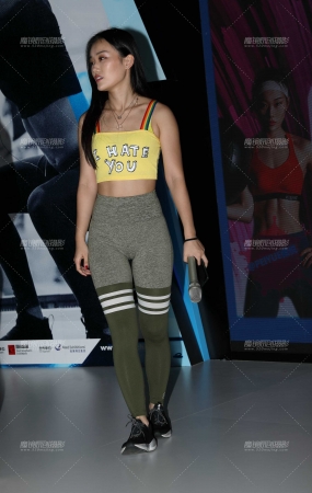 性感蓝色紧身裤美女主持