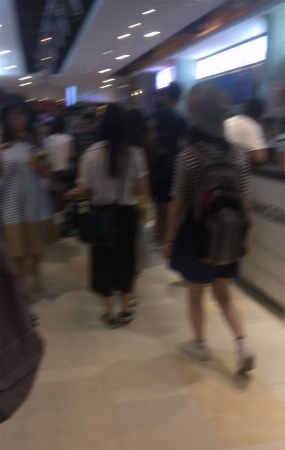 鸭舌帽眼镜妹在等地铁