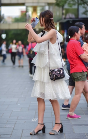 冰清玉洁的蛋糕裙美女