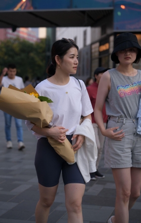 拿花的少妇