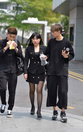 街拍黑丝OL风成熟s妇