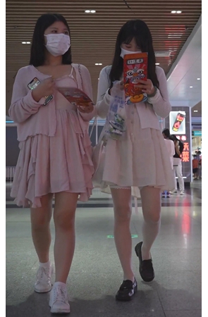 白裙美女