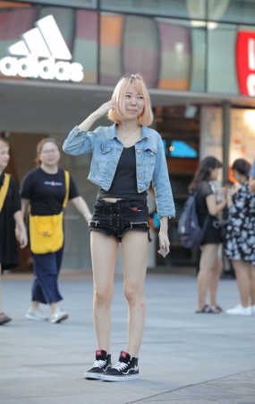 凉快的美眉