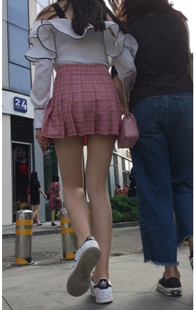 粉色百褶裙女孩