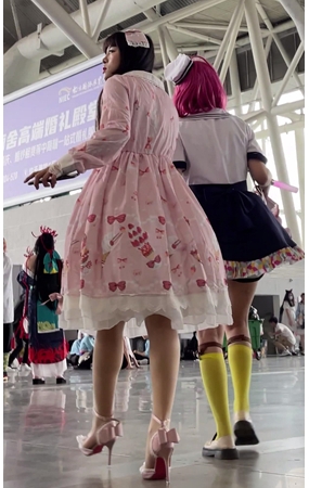 粉裙美女