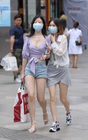 性感的单眼皮热裤女孩