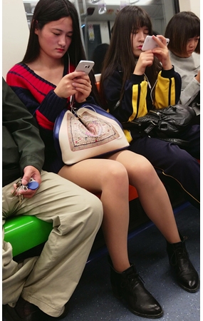 地铁上的长腿妹子