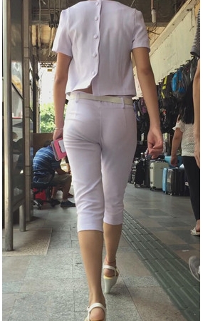 长腿白裤紧身妹子