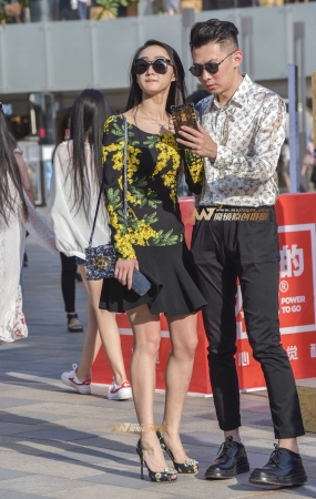 时尚墨镜高跟女