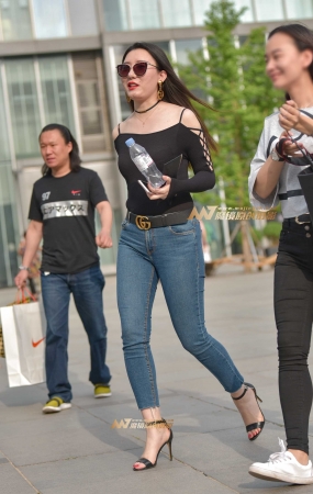 时尚紧身仔裤女郎