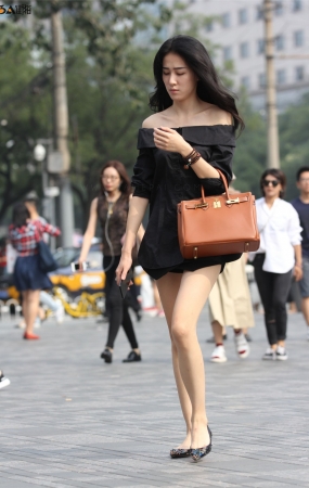 裸露香肩大长腿美女-11P