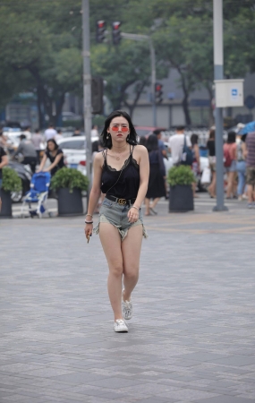 性感美背热裤美女