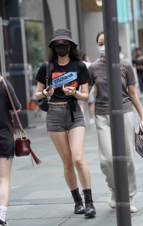 热裤美眉
