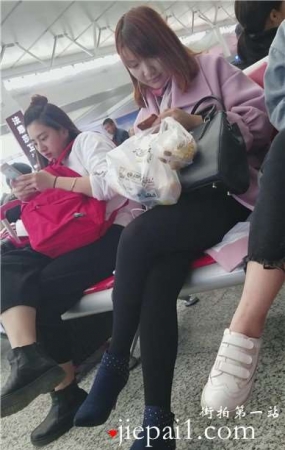 4k-高铁站候车室拍摄美腿高跟鞋甜美MM