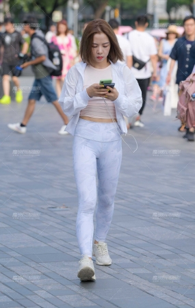 白色瑜伽服美女