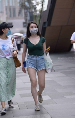 街拍丰满的热裤美女