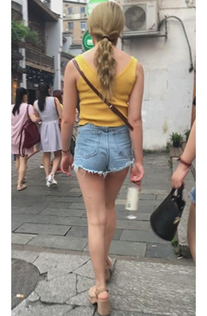 黄发热裤小妹