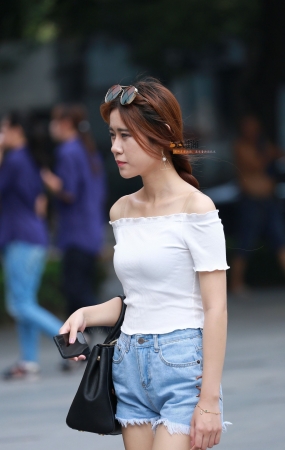露肩的气质美女-10P