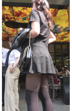 高腰百褶裙黑丝美女