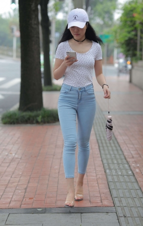 V22清纯紧牛学妹