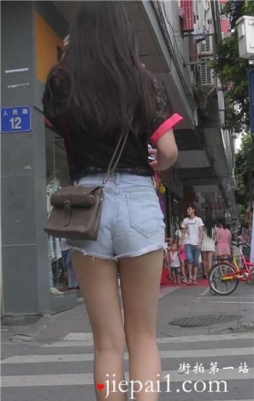 街拍美臀牛仔热裤妹子，走路急匆匆 [1.15 GB]