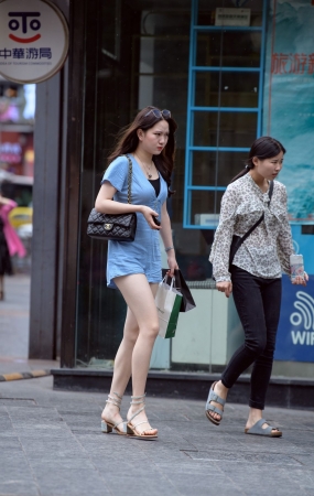 连衣裙美女