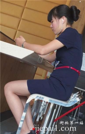 肯德基餐厅内独自听歌的孤独制服短裙美女