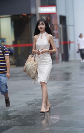 白色长裙美女