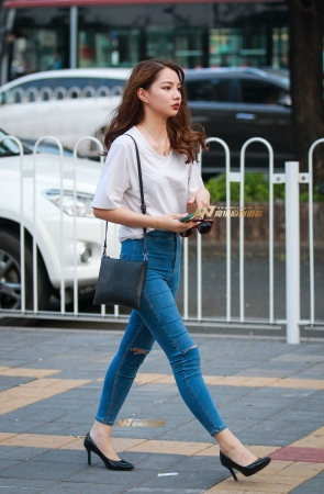 小姐姐的紧身牛仔更显性感