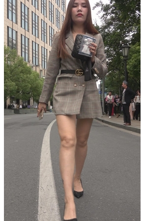 白嫩气质裸腿妹子[852M/MP4]