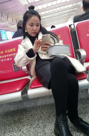 高铁站优雅霸气的女生