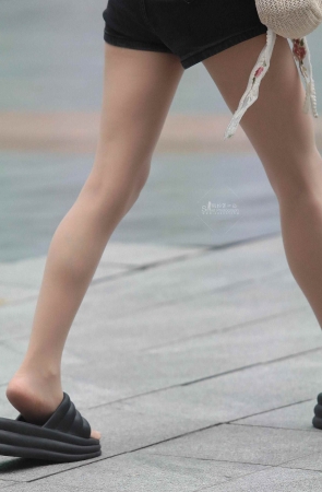 诱惑肉丝街拍少妇