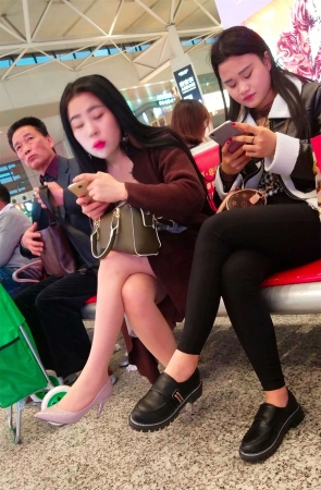 街拍深褐色外套肉丝高跟美女