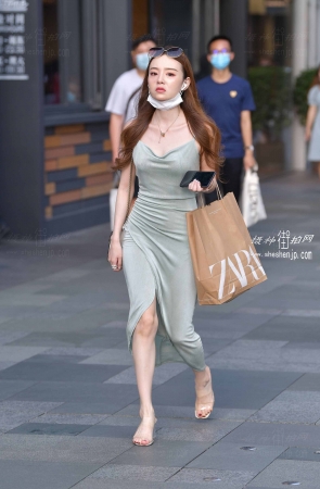 2072-16+82/韵味的开衩裙美女 5P