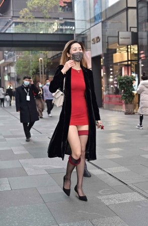 街拍红裙高跟美女