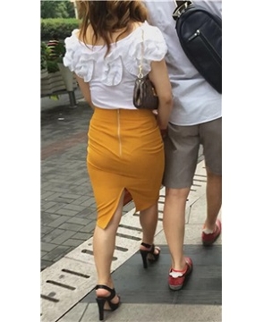 街拍黄色开叉裙高跟鞋气质美女 [433 MB]