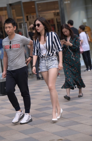 漂亮的热裤美女