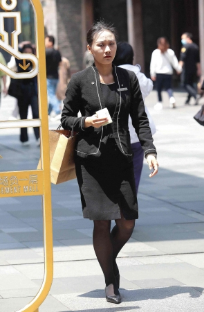 街拍黑丝高跟OL