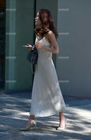 丝滑柔顺长裙气质美女