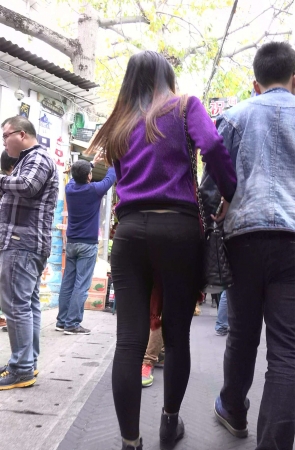 极品黑色紧身裤紫色外套街拍美臀