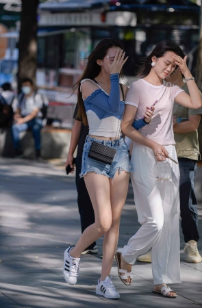 街拍小蛮腰热裤美眉