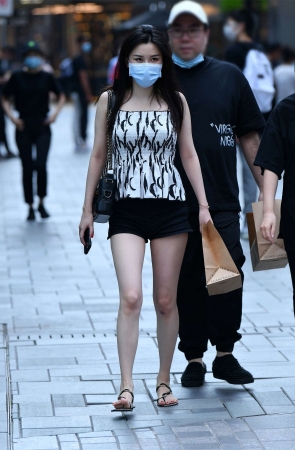 小默街拍作品 – 黑热裤美女