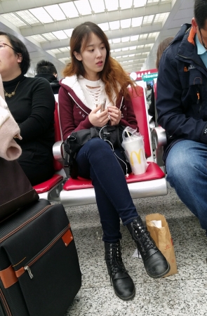 火车站等车的蓝色紧身牛仔裤性感长腿长发美少妇