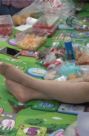 4k-白色卫衣短裙美腿街拍丝袜美足