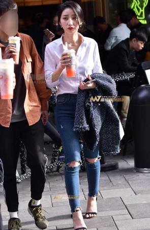 左手倒影赛帖：牛仔美臀性感美女