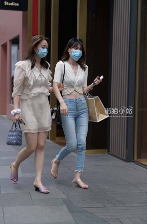 街拍蓝牛美女跟闺蜜