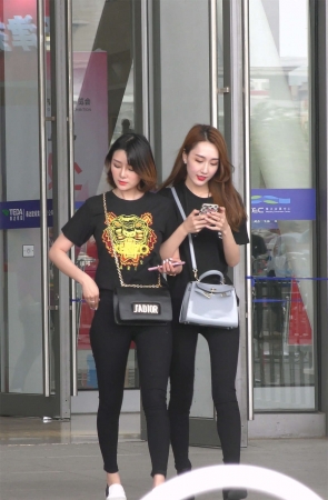 黑色紧身裤好身材漂亮美女