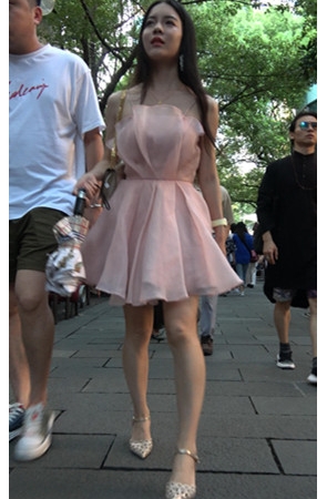 漂亮的粉裙小姐姐