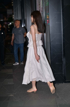 吊带白裙美zu美眉